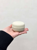 FREYA » Candela profumata avorio con contenitore in ceramica con coperchio - 5cm - Bloomoon