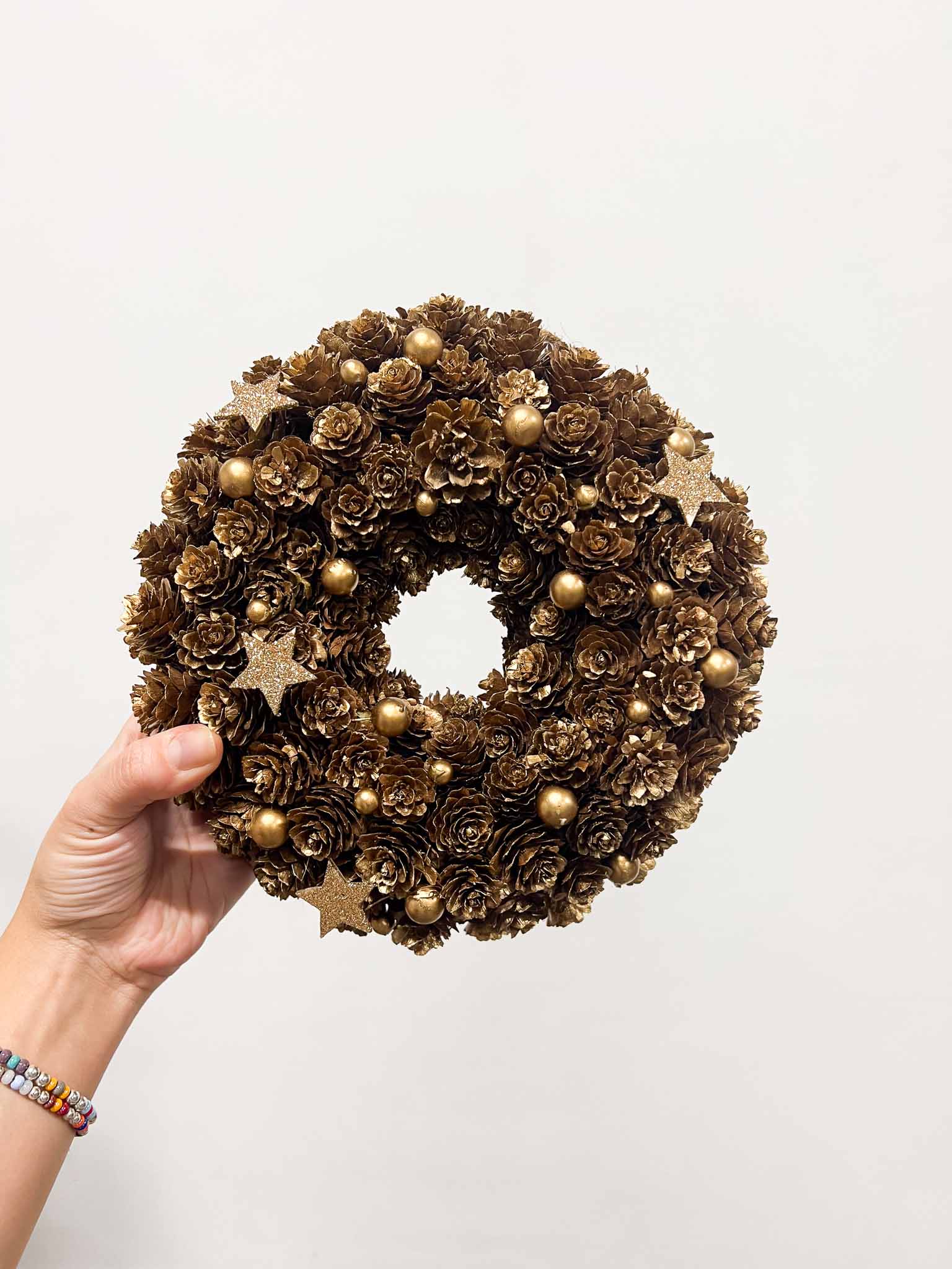 ASHLYN » Ghirlanda da appendere decorata pigne naturali e decorazioni dorate