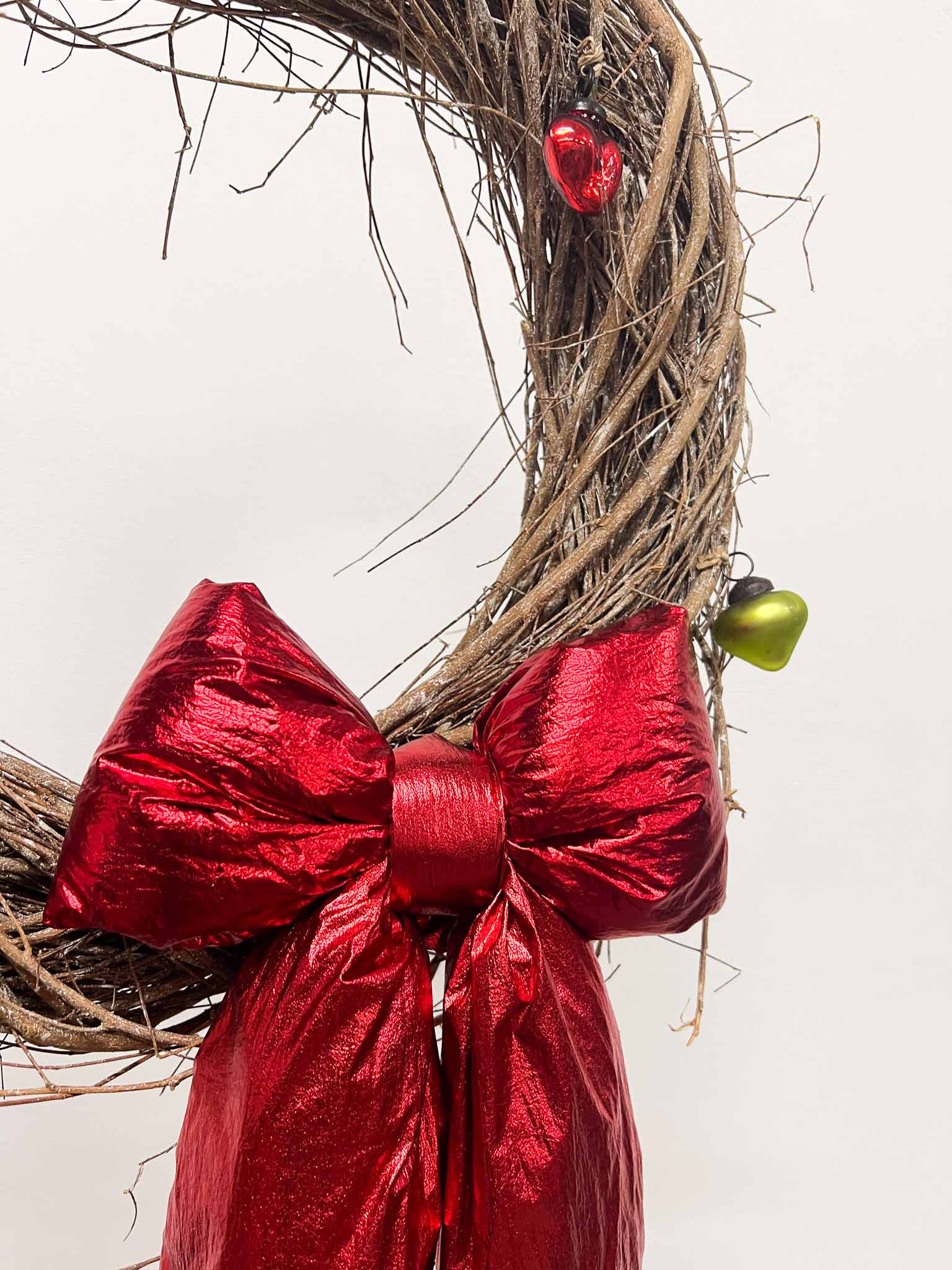 CLAUS » Hanging wreath decorated with charms and a bow ⌀ 40 cm