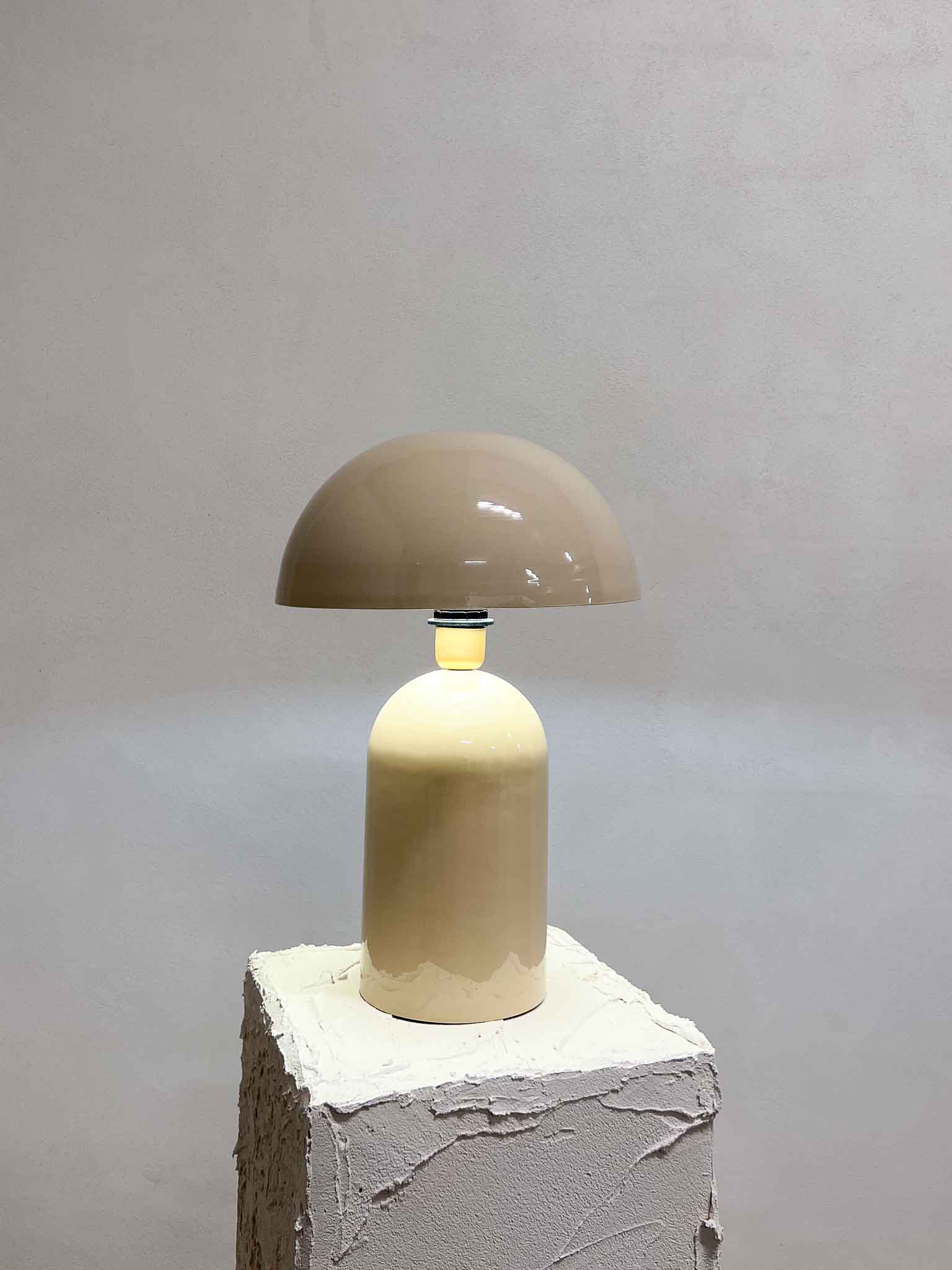 VELMA » Beige lacquered metal table lamp - 45cm