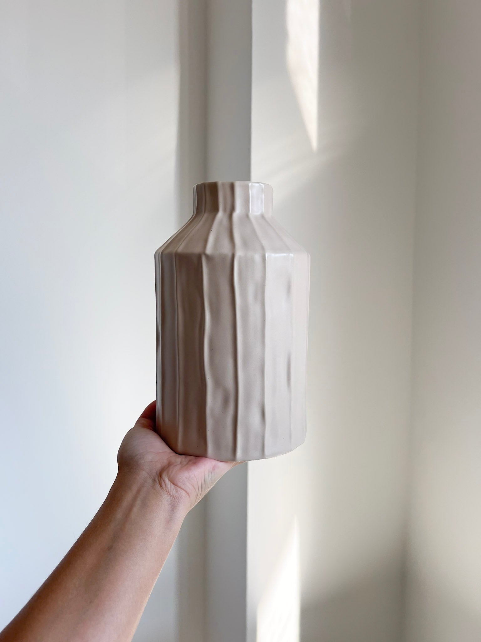 WOODY » Vaso con scanalature verticali a bottiglia color cipria cm