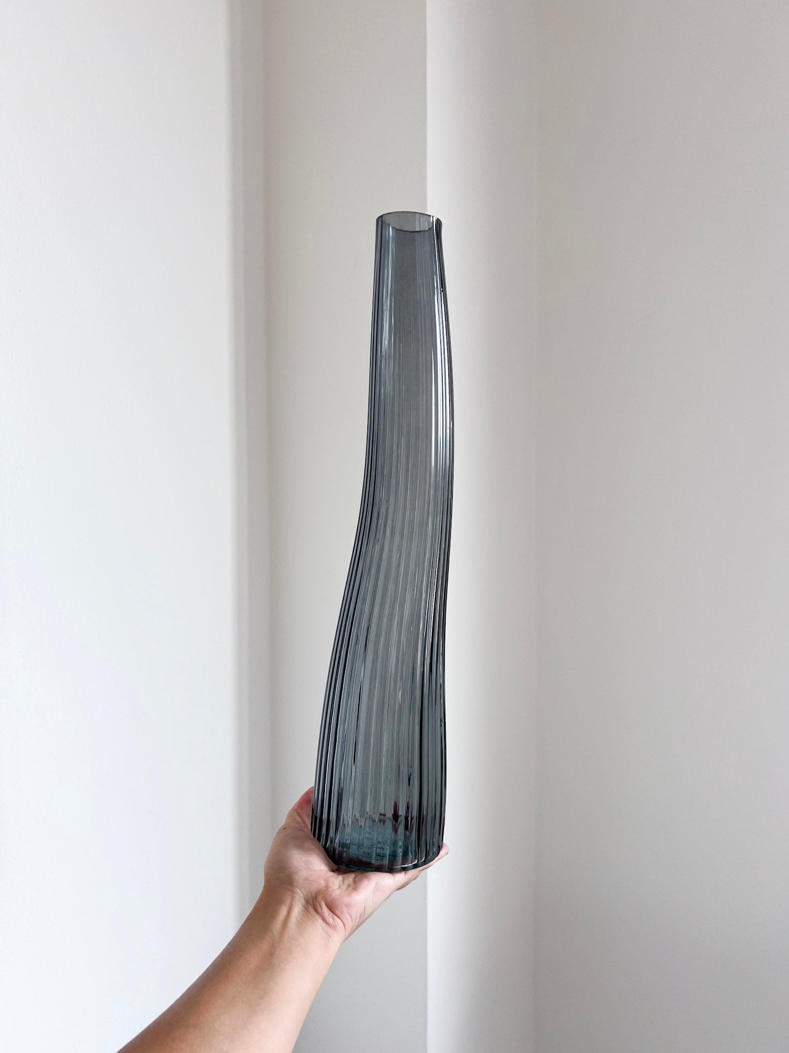 ALFEO » Vaso vetro irregolare slanciato grigio - Bloomoon
