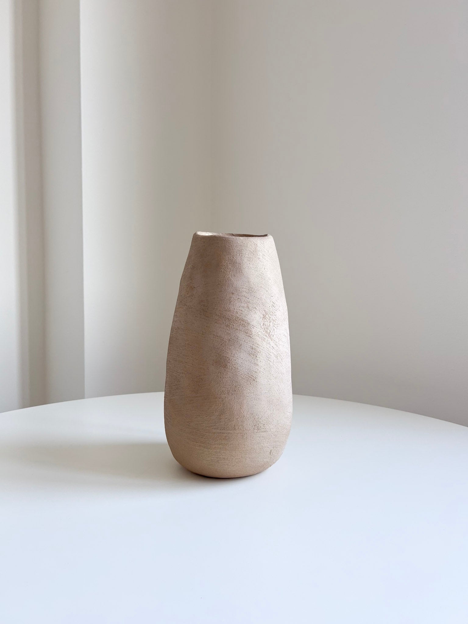 BOMB » Vaso in Terracotta Materica con Dettagli Luce Oro e Bronzo H32 cm - Bloomoon