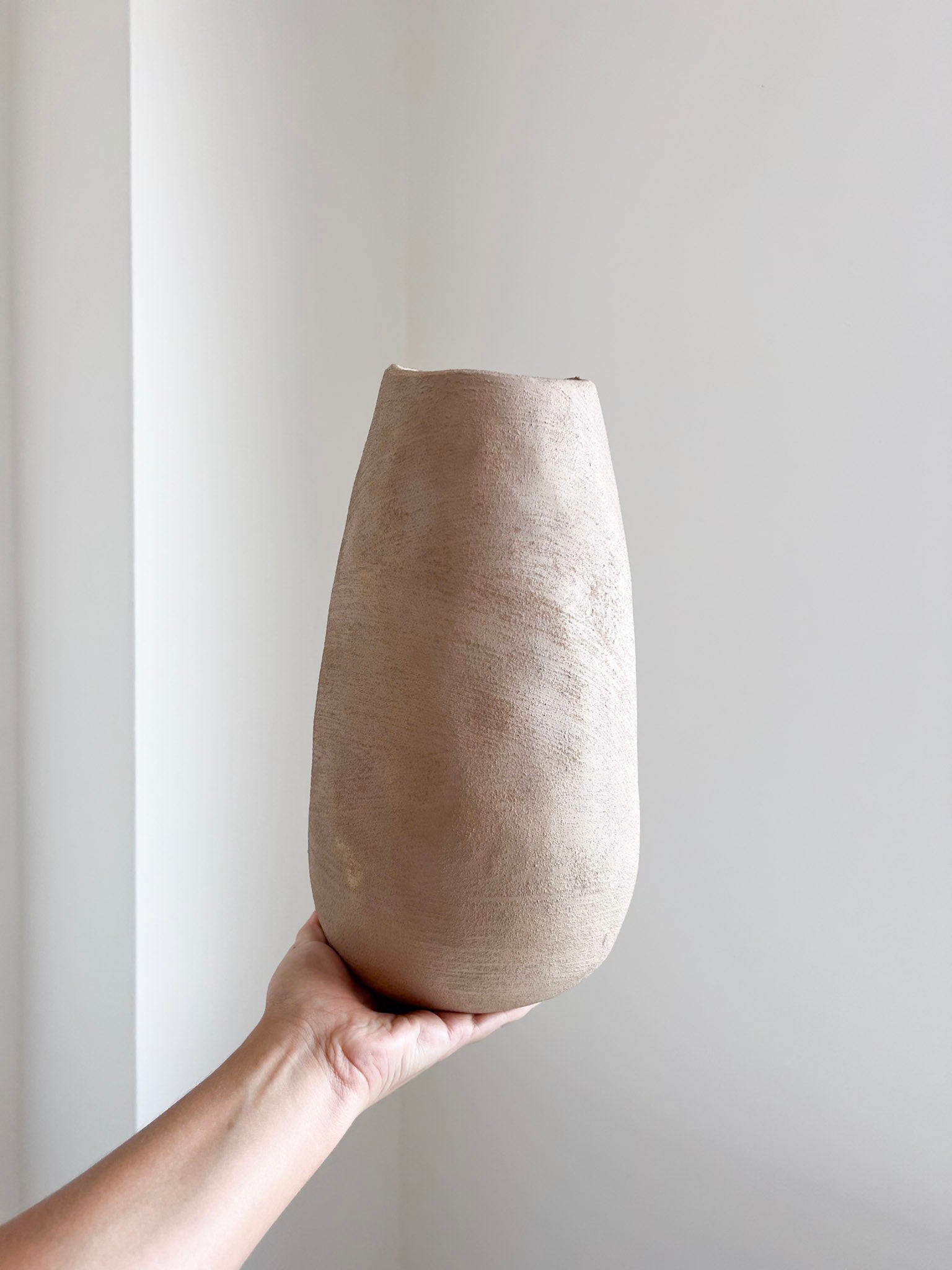 BOMB » Vaso in Terracotta Materica con Dettagli Luce Oro e Bronzo H32 cm - Bloomoon