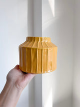 BUZZ » Vaso con scanalature verticali giallo ocra - Bloomoon