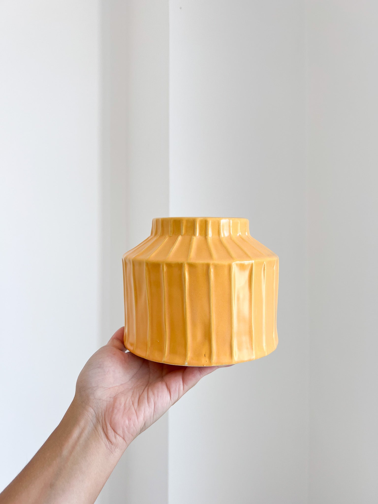 BUZZ » Vaso con scanalature verticali giallo ocra - Bloomoon