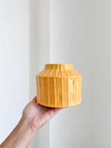 BUZZ » Vaso con scanalature verticali giallo ocra - Bloomoon