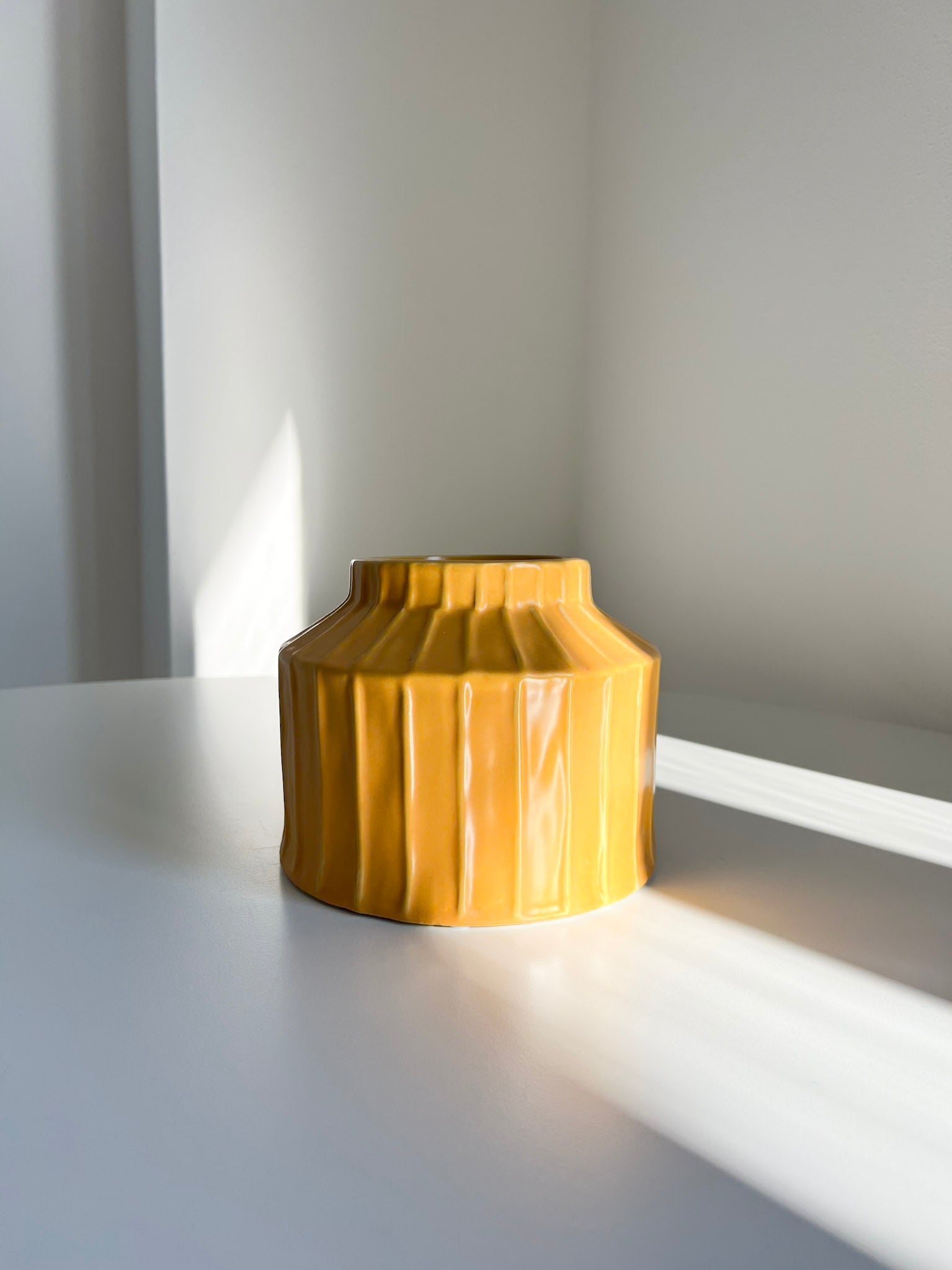 BUZZ » Vaso con scanalature verticali giallo ocra - Bloomoon