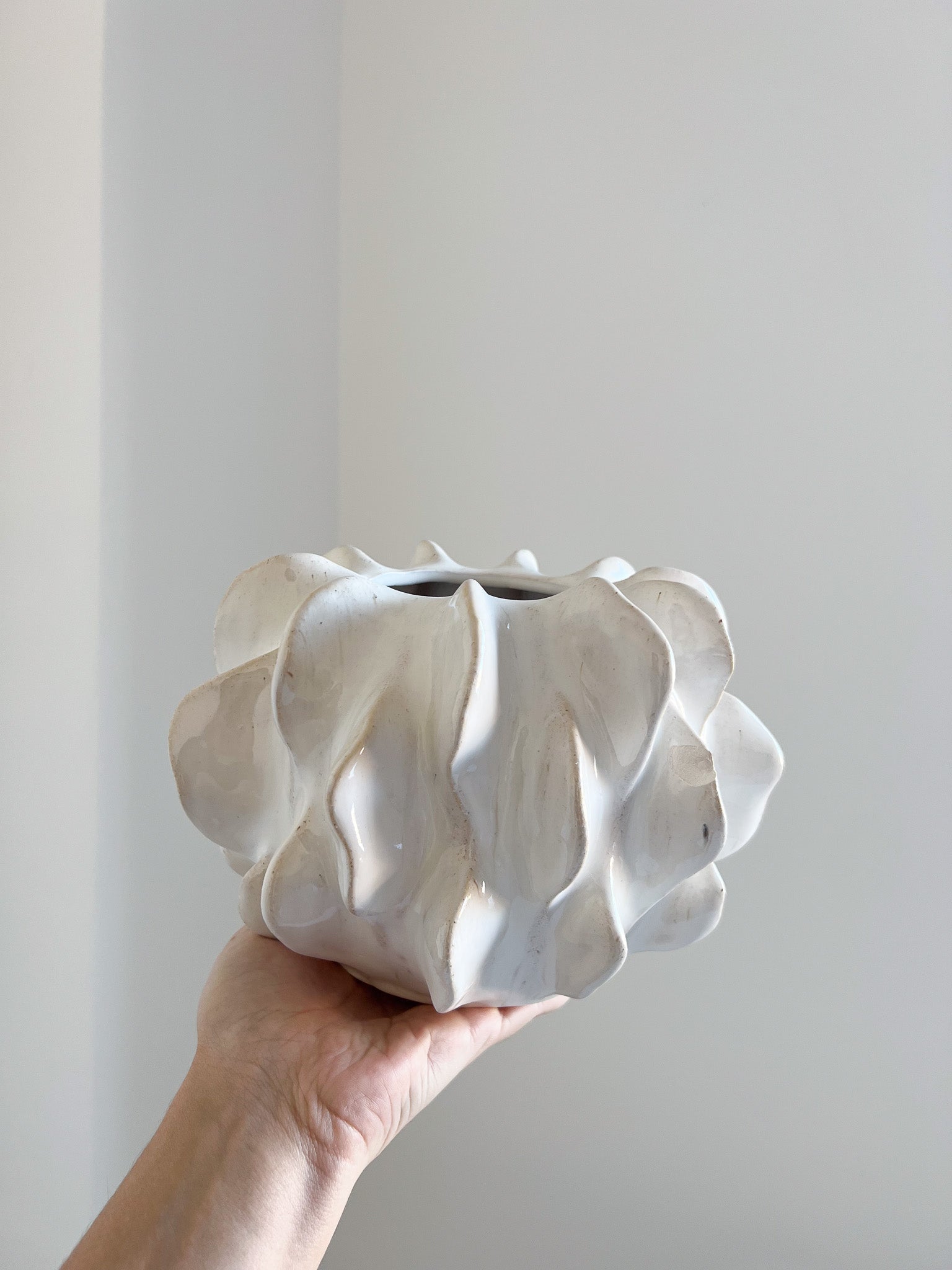 CRESTY » Vaso decorativo in ceramica bianca smaltata dal design materico - Bloomoon