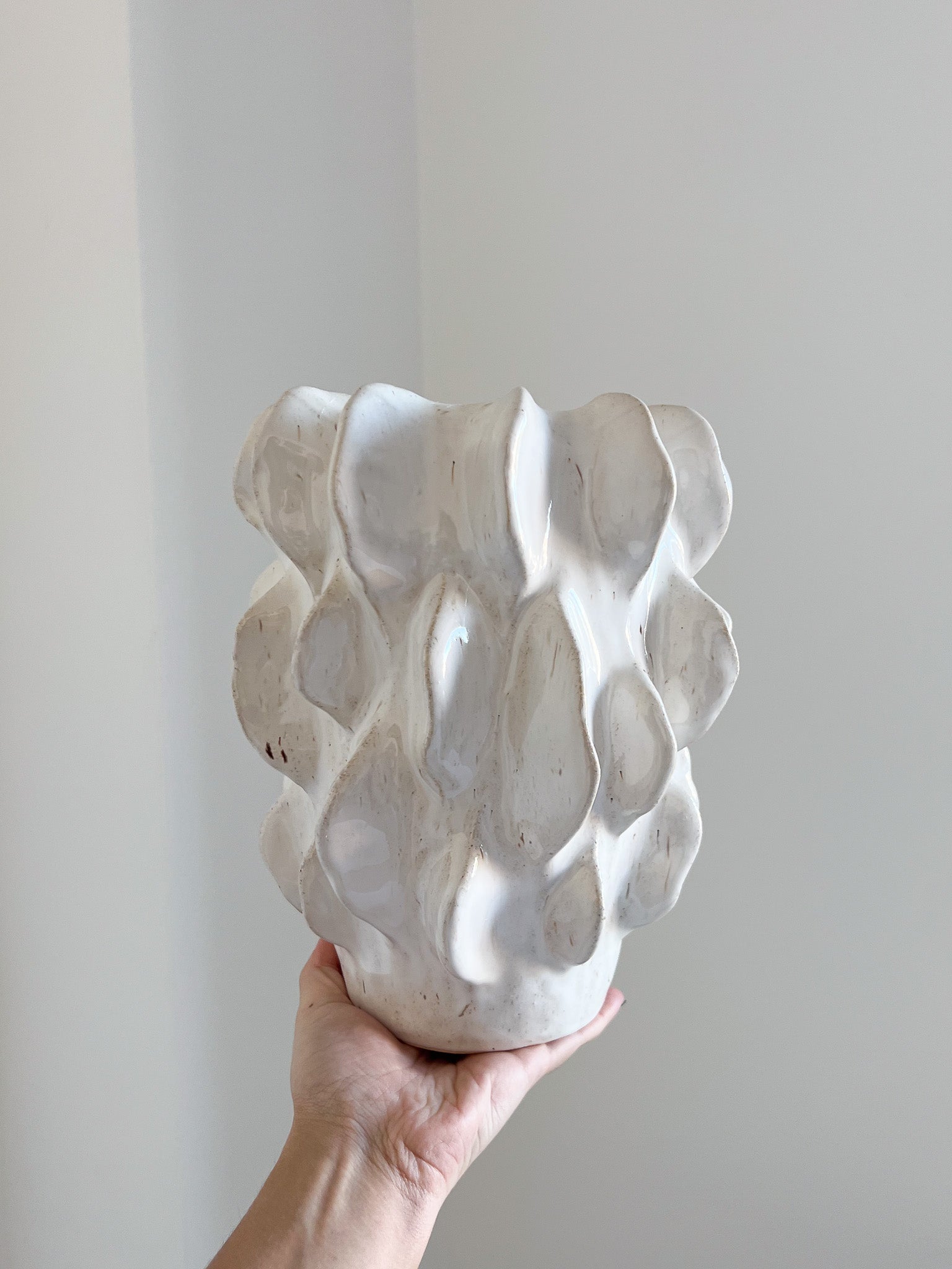 CRESTY » Vaso decorativo in ceramica bianca smaltata dal design materico - Bloomoon