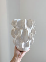 CRESTY » Vaso decorativo in ceramica bianca smaltata dal design materico - Bloomoon