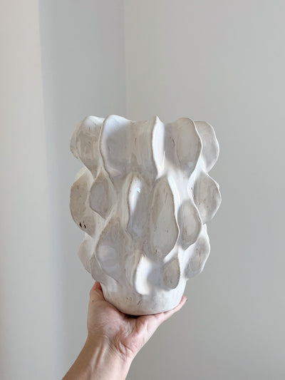 CRESTY » Vaso decorativo in ceramica bianca smaltata dal design materico - Bloomoon