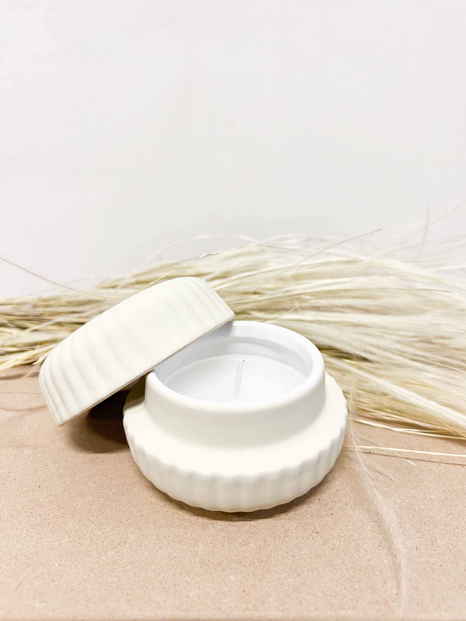 FREYA » Candela profumata avorio con contenitore in ceramica con coperchio - 5cm - Bloomoon