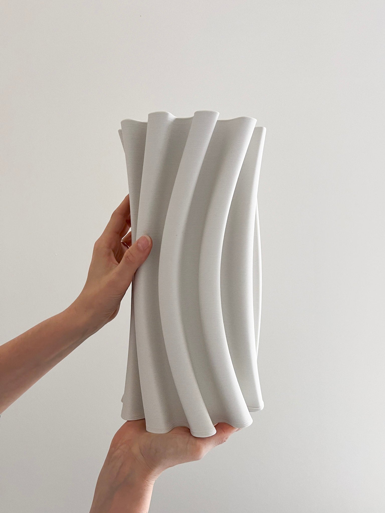 HAYLEE » Vaso decorativo bianco dal design scultoreo - Bloomoon