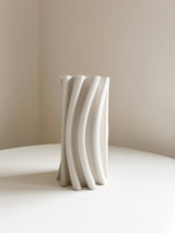 HAYLEE » Vaso decorativo bianco dal design scultoreo - Bloomoon