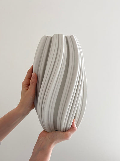 JOLEEN » Vaso decorativo bianco con rilievi sinuosi - Bloomoon