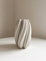JOLEEN » Vaso decorativo bianco con rilievi sinuosi - Bloomoon