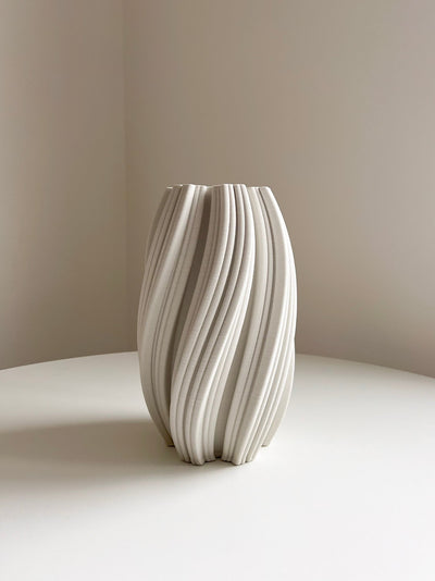 JOLEEN » Vaso decorativo bianco con rilievi sinuosi - Bloomoon
