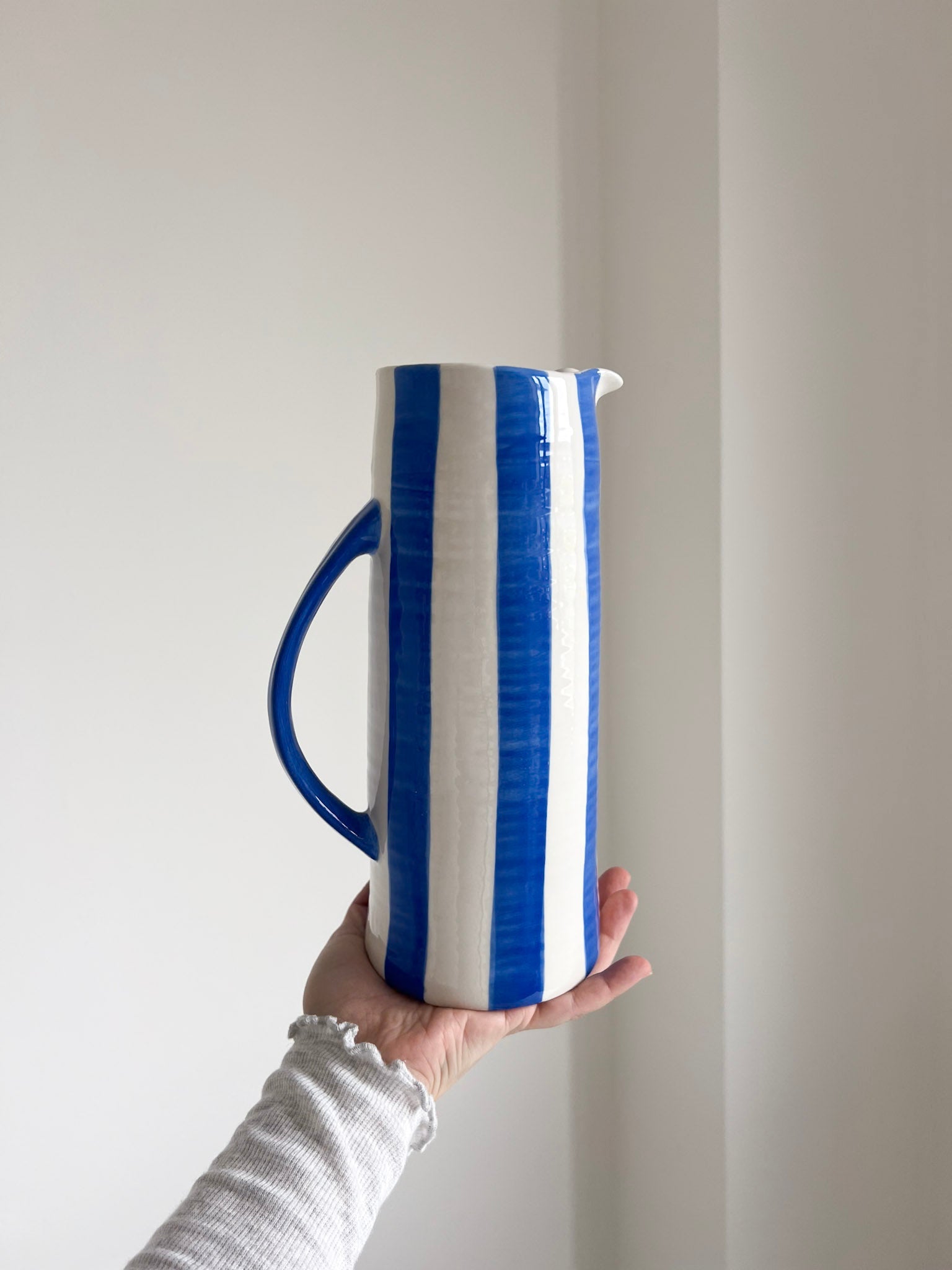 LYJO » Caraffa a righe blu bianco di ceramica smaltata H27,5 - Bloomoon