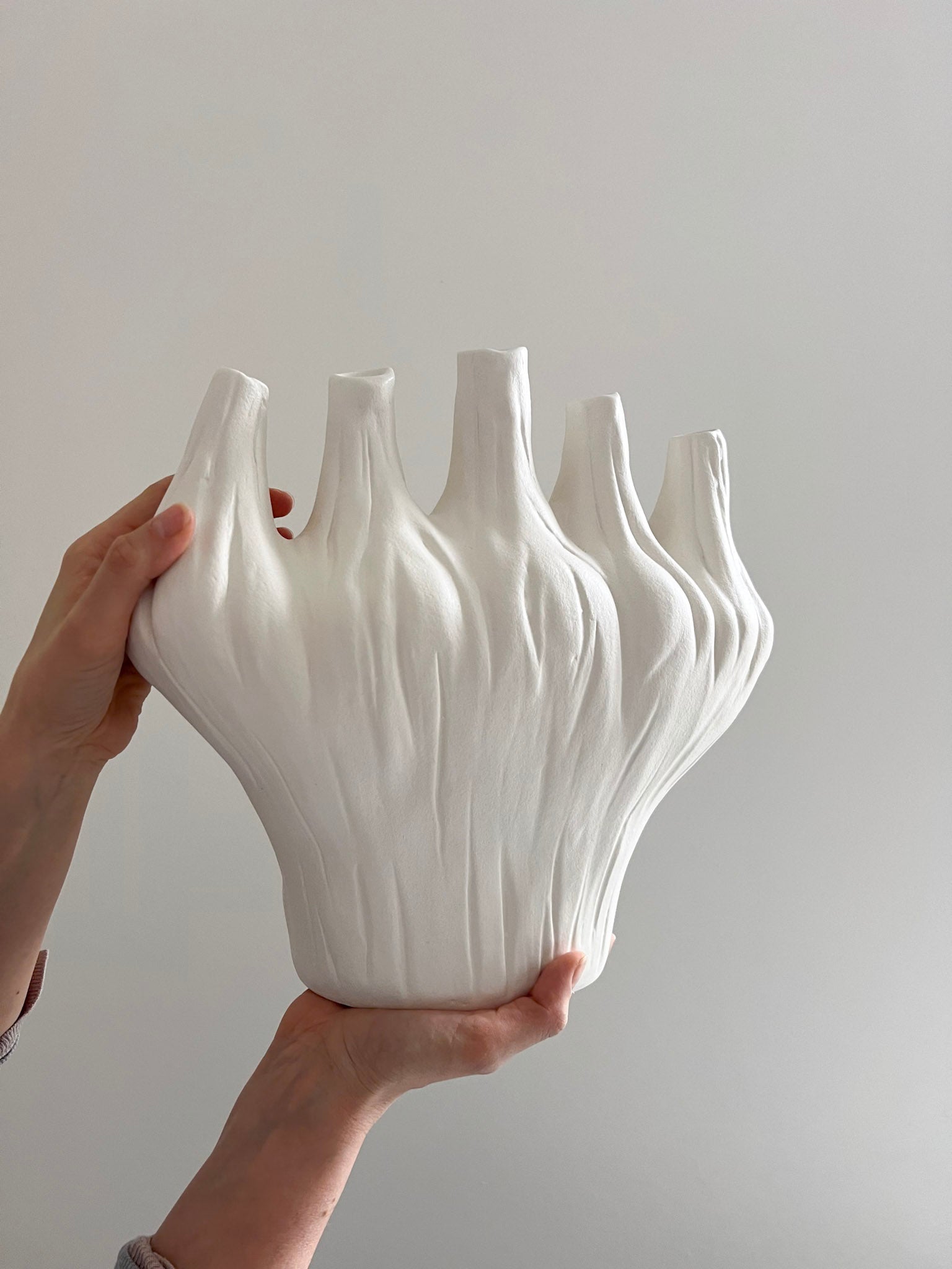 MAECIA » Vaso decorativo bianco dal design organico H30cm - Bloomoon