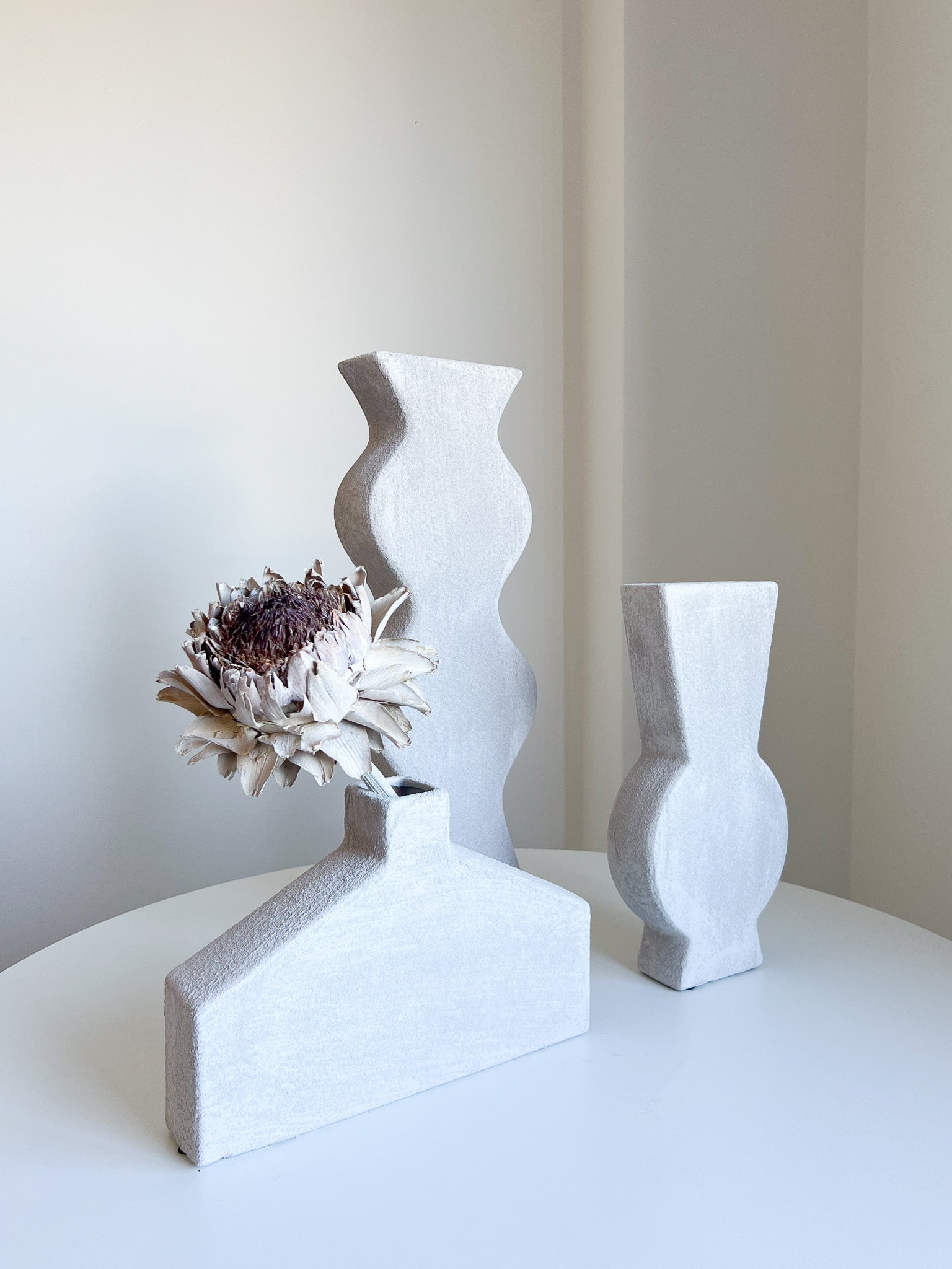 MUTHEL » Vaso irregolare materico color grigio chiaro - Bloomoon
