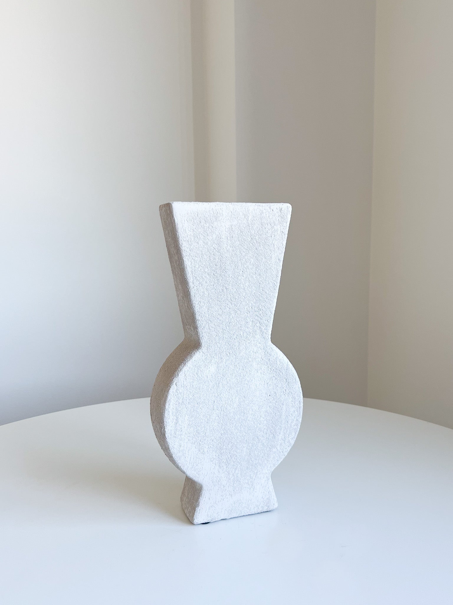 MUTHEL » Vaso irregolare materico color grigio chiaro - Bloomoon