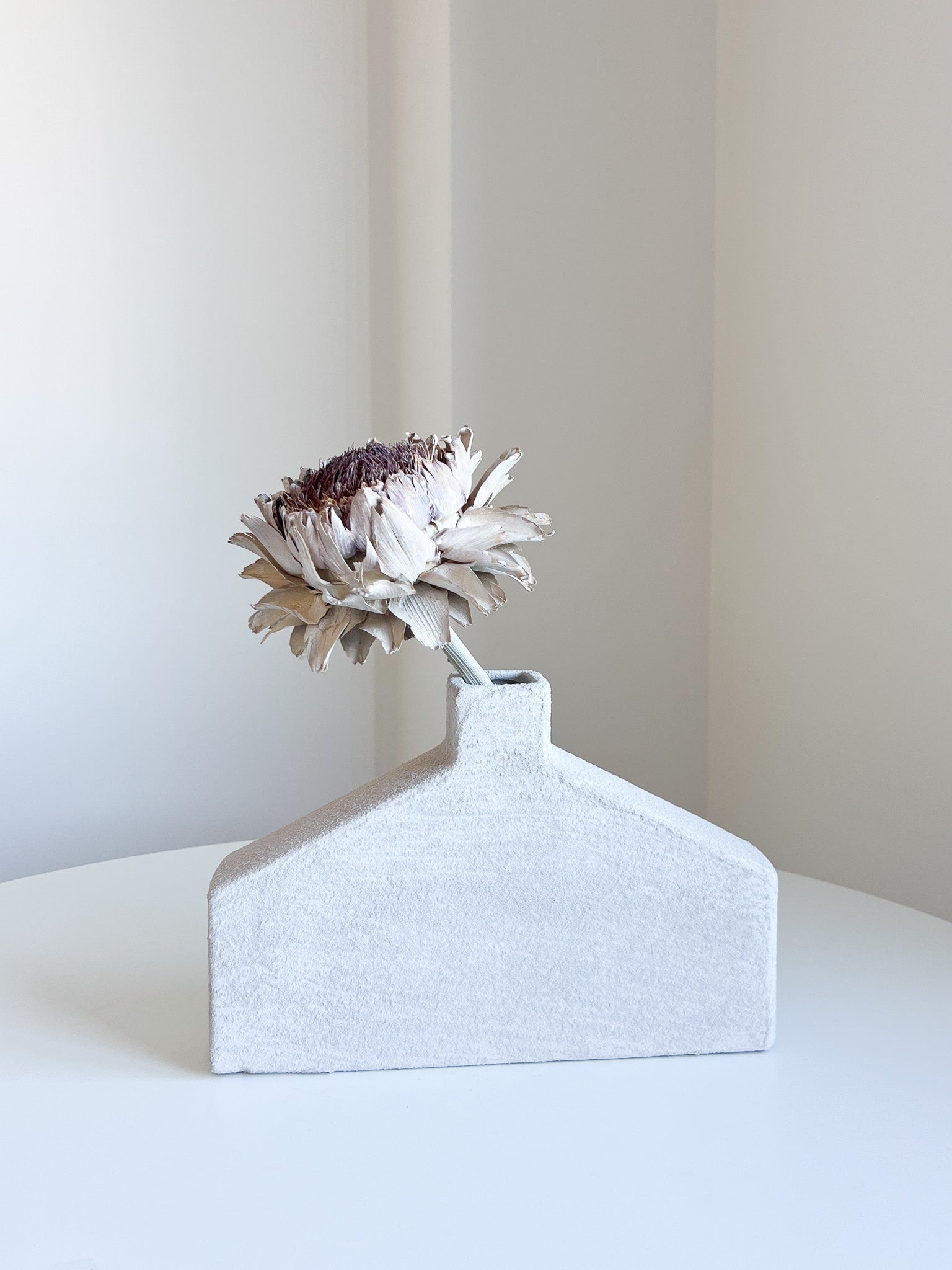 MUTHEL » Vaso irregolare materico color grigio chiaro - Bloomoon