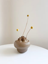 OLYSSIA » Vaso tulipier moderno di ceramica color tortora H20,5 cm - Bloomoon