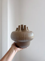 OLYSSIA » Vaso tulipier moderno di ceramica color tortora H20,5 cm - Bloomoon