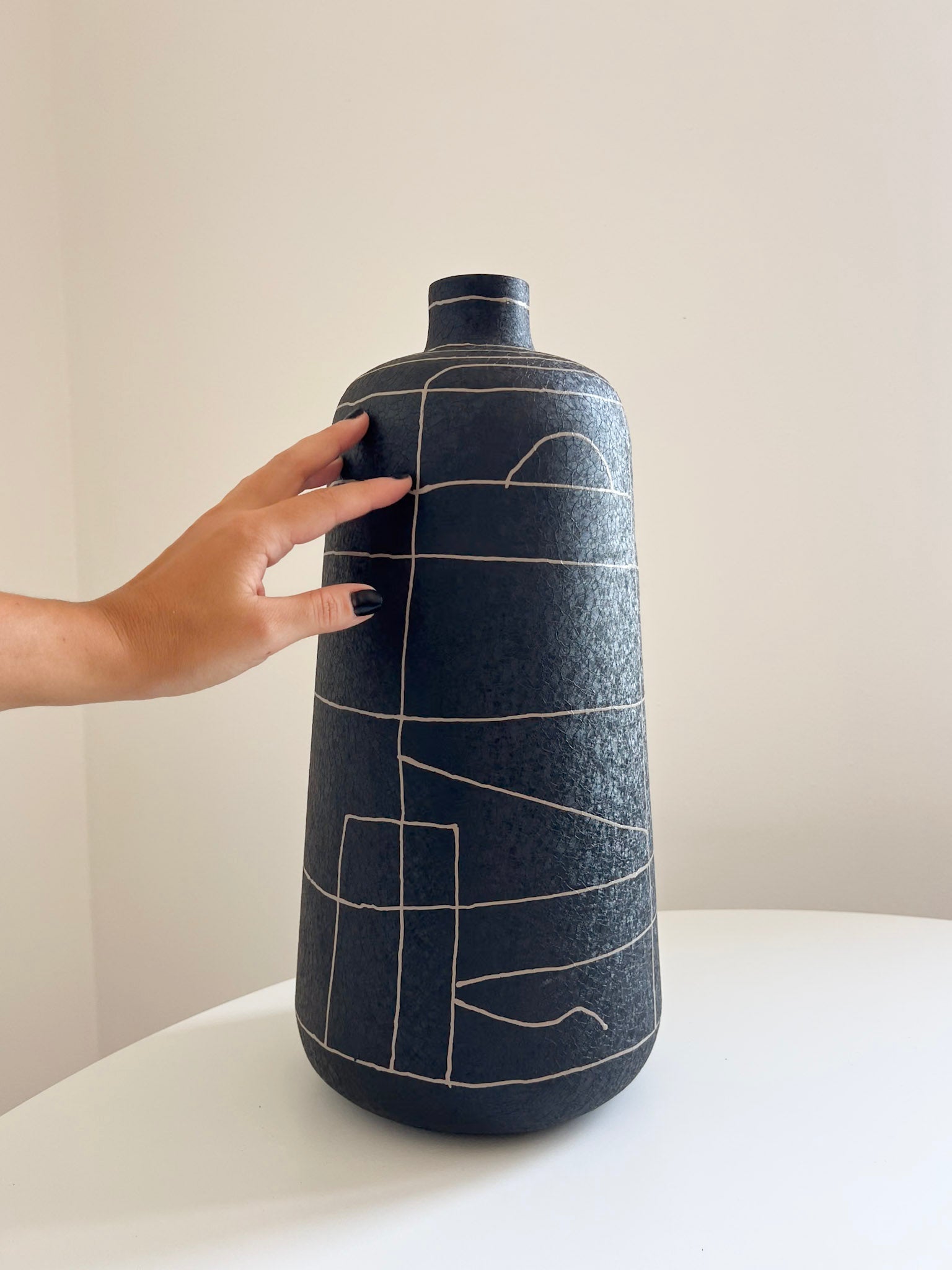 SIVA » Vaso a Bottiglia in Metallo Testurizzato con linee Geometriche - Bloomoon