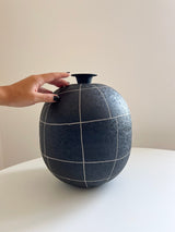 SIVA » Vaso a Bottiglia in Metallo Testurizzato con linee Geometriche - Bloomoon