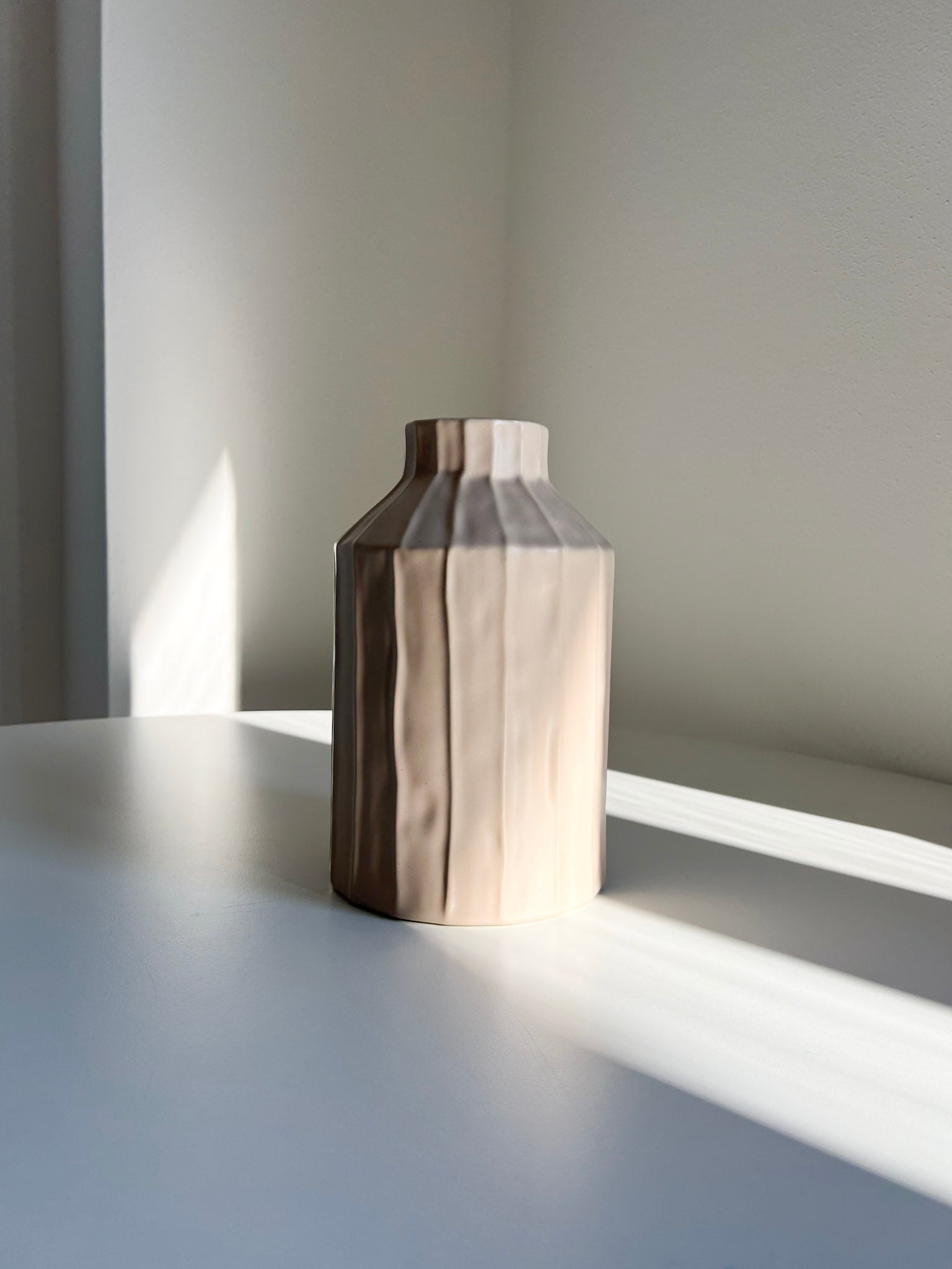 WOODY » Vaso con scanalature verticali a bottiglia color cipria cm - Bloomoon