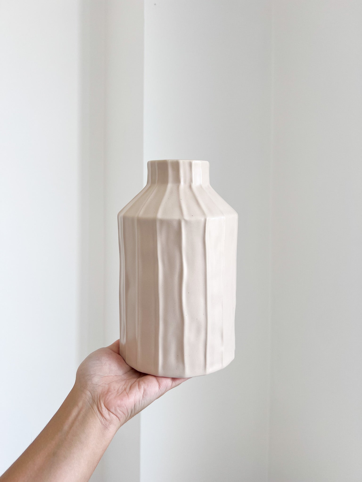 WOODY » Vaso con scanalature verticali a bottiglia color cipria H22cm - Bloomoon